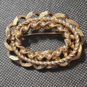 vintage gold‑tone rope‑and‑link Brooch